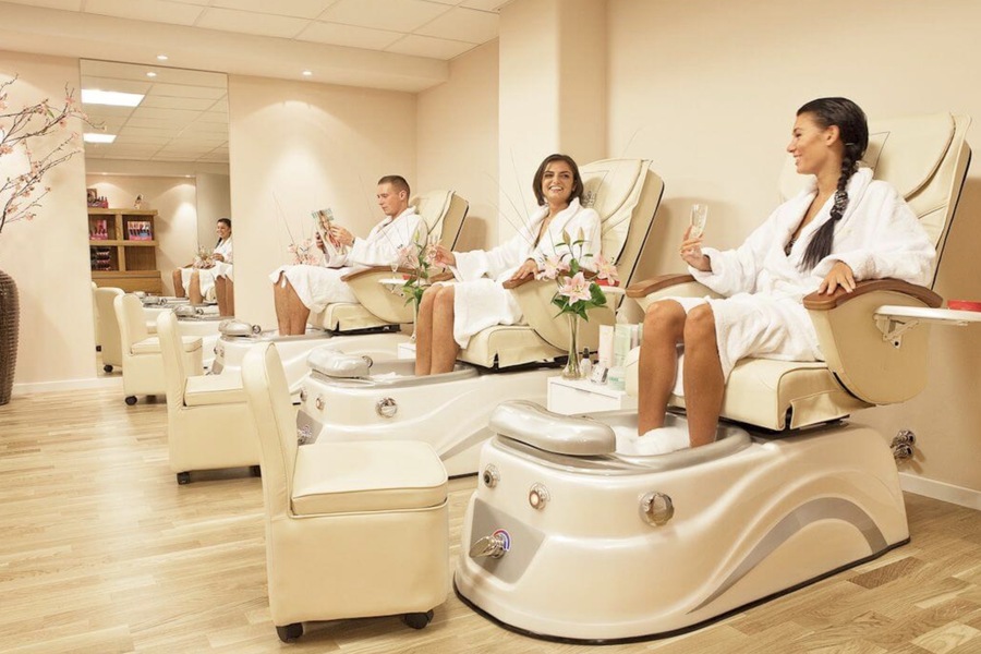 The Influence of Arabic Culture on Spa Chair Designs in the UAE